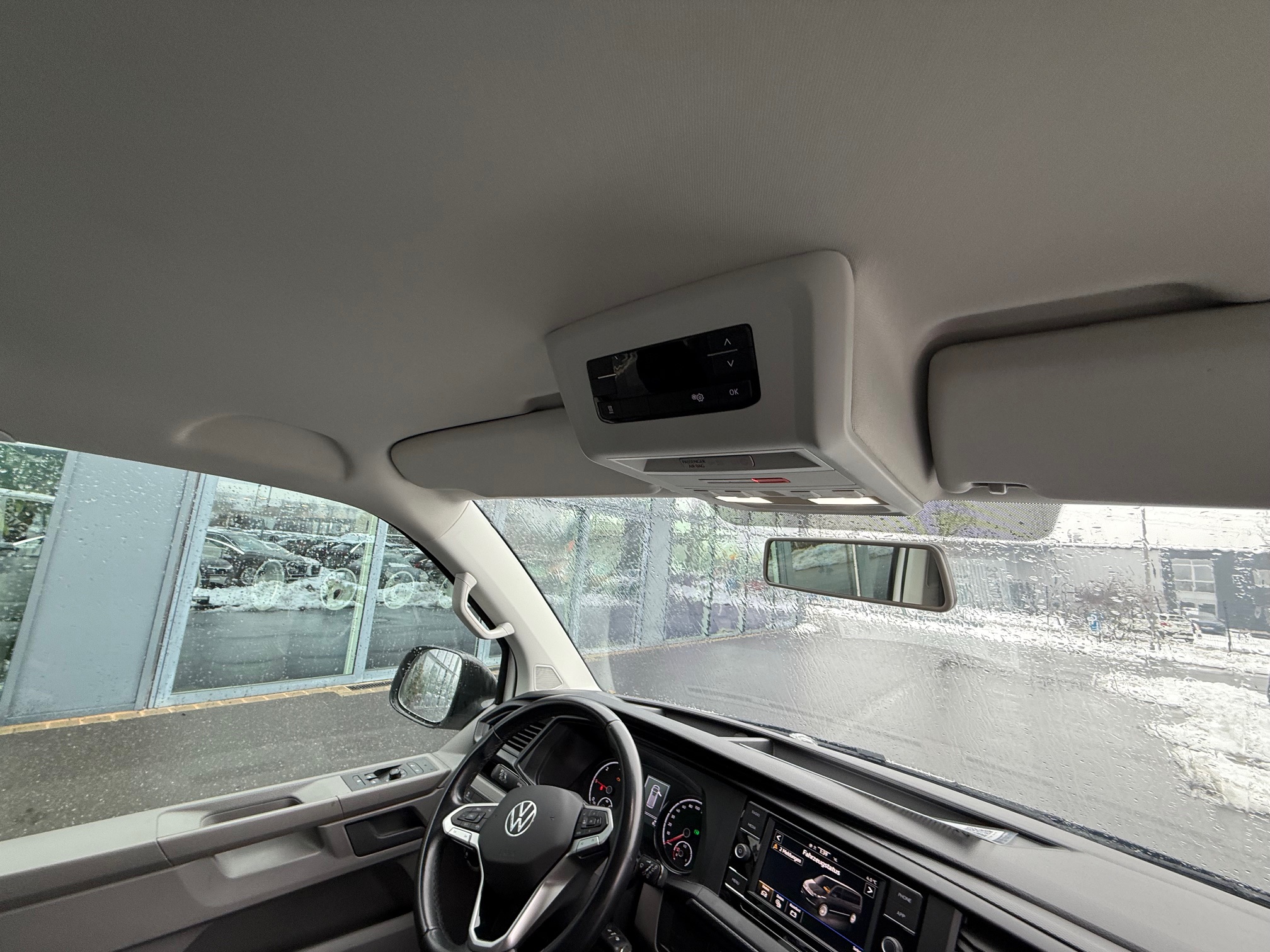 VW T6 Caravelle 2,0TDI DSG, rok 2022